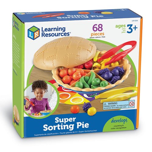 Super Sorting Pie - تعلم والعب: فطيرة الفواكه تعلم مهارات الأرقام الأولية، التصنيف، حل المشكلات التعامل البصري وغيرها. تطوير المهارات الحركية: الملاقط الكبيرة تعزز من تطوير المهارات الحركية وعلى الخصوص مهارة إمساك القلم. فطيرة العد الملونة تتضمن ٦٠ قطعه عدديه (٧ أنواع فواكه ب ٥ ألوان مختلفة)، طبق الفطيرة البلاستيكي ذو الغطاء وقطعة التقسيم بالإضافة ٣ بطاقات تقسيم ذات جهتين، ملقطين بحجم كبير وكتيب التوجيهات. مناسبة لعمر الأطفال من ٣ سنوات فما فوق.