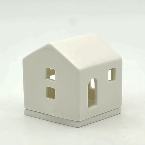 بيت خزفي (سيراميك) للديكور - بيت ديكوري خزفي (سراميك) بتصميم بسيط يضيف لمسة أنيقة ودفئًا لأي مساحة. يمكن استخدامه كقطعة مستقلة أو مع شمعة خارجية (الإنارة غير مرفقة).الحجم: 6 × 5.5 × 6.3 سم