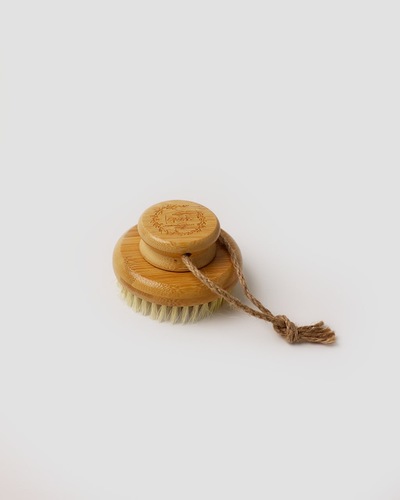 فرشاة تقشير الجسم الطبيعية من الخشب والبامبو - فرشاة عناية بالجسم مصنوعة من بامبو وخشب طبيعي مع شعيرات سيسال طبيعية 100%. تساعد على تنظيف البشرة، إزالة الجلد الميت، وتنشيط الدورة الدموية أثناء الاستحمام أو التقشير الجاف* طبيعية وصديقة للبيئة 🌿* تقشير لطيف وتنظيف عميق* تنشّط الدورة الدموية* مناسبة للاستحمام أو الاستخدام الجاف* تصميم مريح مع رباط للتعليق