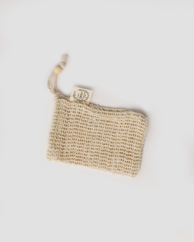 كيس صابون طبيعي من السيسال – تنظيف وتقشير صديق للبيئة - كيس عملي مصنوع من السيسال الطبيعي والقطن، يمنح رغوة غنية وتقشيرًا لطيفًا للبشرة مع الحفاظ على الصابون لأطول فترة. 
 مميزات:  • 🌿 مواد طبيعية وصديقة للبيئة  • 🧼 رغوة غنية واستهلاك أقل للصابون  • 💆‍♀️ تقشير لطيف يترك البشرة ناعمة  • ✋ تصميم عملي مع رباط شد وقابل للتعليق  • ♻️ قابل لإعادة الاستخدام والغسل 
 الاستخدام: ضع الصابون داخل الكيس، بلّله وادلك الجسم برفق، ثم اشطفه وعلّقه ليجف. 
 مثالي لـ: محبي الصابون الصلب والعناية الطبيعية بالبشرة. 
 رغوة أغنى… وبشرة أنعم 🌿