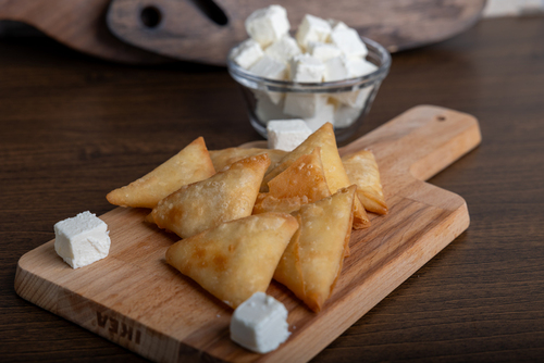 Dozen of cheese samosas