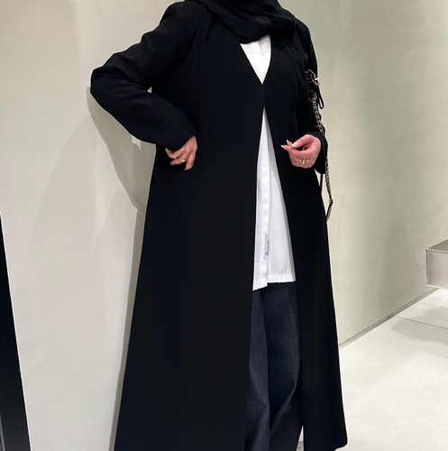 S19 - العبايه من العبي الساده المميز اللي ما تتطوف ال outfit كله برعايه ES 🫰🏻 نتكلم عن العبايه اول : القصه شبيههااا للبليزر بدون غوله تعطي لوك انيييييق ومرتب ويسمت الزووووول سمت ركزنا على القصه والتفاصيل الداخليه عشان تطلع لكم بكميه هالرتابه والاناقه الخام كريب ES اللي سواده عميق .. مبطنه بالكامل وفيها كتافيات وتحتوي على مخابي جانبيه
⚠️ كتابة القياسات في خانة الملاحظات او الاختيار من جدول القياسات⚠️