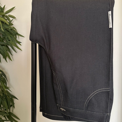 jeans DG - Size L لون رمادي غامق الخام فيه نسبه سترج