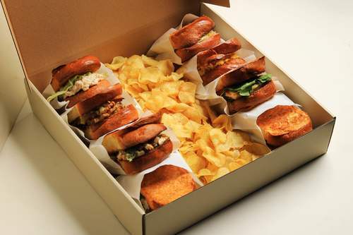 بريوش بوكس - عدد ٨ - تشكيلة من 8 ساندويتشات بريوش من اختيارك—مثالية للمشاركة