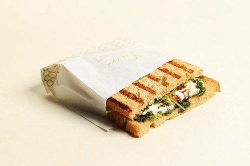 بوراتا ساندويتش - خبز محمص محشو بـجبن البوراتا الطازج، صلصة البيستو الخاصة، طماطم كرزية، جرجير، و دبس الرمان