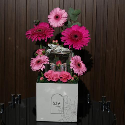 Box Wasam - Composed of pink baby rose, fuchsia and pink shades of Daisy flower and some green leaves