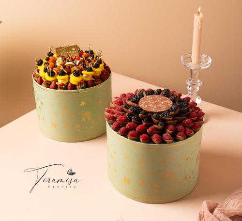 Tiramisu - Royal Victorine sweets and MAEALLAH box - الشوكلت  
 كميه ٨٥حبه من الحشوات البلجيكيه الفاخره 
 الحشوات: 
 (بستاشيو  ريس كرسبي بيكان كرانشي كراميل-سولتد كراميل مع كندر-بقلاوه كروكنتين-كندر ريس كرسبي) 
 الموالح  
 عباره عن كميه  ٧٥حبه من الاصناف المحضره فريش  
 الاصناف 
 (ميني ناتشوز-كبه شمندر اسبيشيل فطاير اسبيشيل-شيكن بيستو)