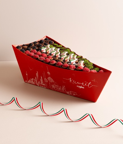 National Day fruit chocolate boat - القارب شوكلت فواكهه  كميه 60 حبه من الشوكلت الفواكهه  الحشوات (شيز كيك فراوله -ريس بيري-نوتيلا بلاك بيري-فانيلا)