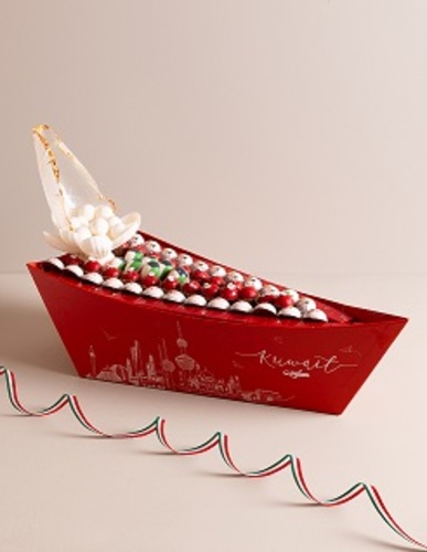 Chocolate boat, Kuwait flag - القارب شوكلت  الكميه 85 الي 95 حبه  الحشوات (شيز كيك فراوله -كندر ريس كرسبي-نوتيلا كروكنتين-جوز الهند)