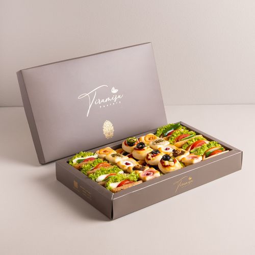 New box of tiramisu fatayer with sandwich - بوكس الفطاير مع ساندوش  كمبه 24 حبه من الفطاير الميكس كميه8 حبه ساندوش