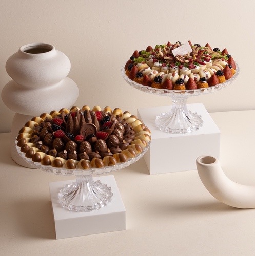 Crystal Pearl offered sweets, mawaleh