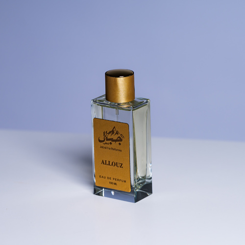 Allouz - Top notes: lemon, pear, flowers Heart notes: patchouli, pineapple flower Base: cedar wood, amber