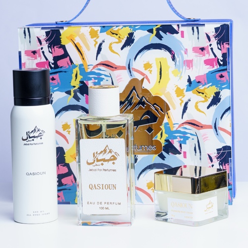 قاسيون - اسم العطر: “قاسيون”
الوصف العام:“قاسيون” هو مزيج آسر ينبض بالحياة والجاذبية، مستوحى من جبال الشام العريقة، حيث تلتقي رقة الزهور مع سكون القمم العالية. مزيجٌ فاخر يجمع بين زهرة البرتقال المنعشة ومسك الروم الدافئ، ليمنحك إحساسًا بالفخامة والرقي في كل لحظة.
المكونات الأساسية: • زهرة البرتقال:عطرٌ زهري مشرق ينبض بالنقاء والأنوثة، يضفي لمسة منعشة ولطيفة على الحواس. • مسك الروم:ناعم، دافئ، وعميق، يضيف للعطر بعدًا مخمليًا يعبّر عن الثبات والهدوء.
التجربة العطرية: • العطر:يبدأ بنفحات مشرقة من زهر البرتقال، يليها عمق مسك الروم الذي يدوم طويلاً برقيّ فريد. • الوافر:يملأ الأجواء بعبير زهر ناعم وفخم، يمنح المكان طاقة من الصفاء والراحة. • الكريم:يعزز من ثبات الرائحة على البشرة، بتركيبة مخملية تمنحك إحساسًا مترفًا يدوم لساعات.
المناسبات:مثالي للصباحات الأنيقة، والسهرات الراقية، ولمن تبحث عن بصمة ناعمة وجذابة لا تُنسى.