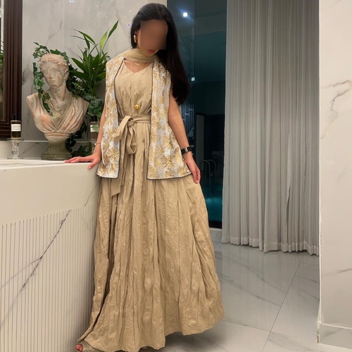 ذهب - الدراعه ٣ قطع : فستان و جليه وشال تور : متوفر ب قياسين سمول الى ميديم : طول الفستان ٥٦ انش / طول الجليه ٢٦ انش ميديم الى لارج : طول الفستان ٥٦ انش / طول الجليه ٢٧ انش
ملاحظه :جدول القياسات موجود في صور العرض
بإمكانك ارسال جميع مقاسات بالإنش في صندوق الوصف