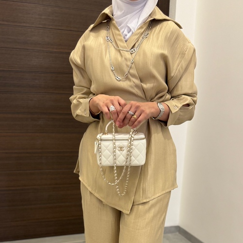 بدلة ذهبيه ميتاليك - بدلة كامله عباره عن قطعتين توب لف واسع مع ربطة حزام طول التوب ٣١ انش بنطرون واسع الخصر سير طول البنطرون ٤١ انش ملاحظه : في حال الرغبه بتغير طول التوب و طول البنطرون الرجاء الكتابه في الملاحظات
