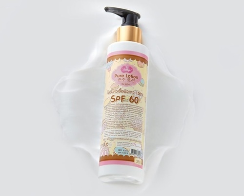 Products.Q8 co. - لوشن بيور للجسم من  جيليس مع  عامل حماية من اشعة  الشمس  ‏spf60 - -تبيض ملحوظ خلال ٧ ايام.
-علاج تصبغات و بقع الجلد و الندبات و ازالة النمش.
-يعالج و يقلل من علامات التمدد في البطن و الساقين.
-يوحد لون الجسم و يفتحه مع الاستخدام ل ٥ درجات.
-يرطب و ينعم الجسم.
-حماية من اشعة الشمس الضارة التي تسبب اسمرار للبشره.
•
يحتوي على:-
♦️مستخلص الحليب الذي يحتوي بدوره على فيتامين(أ) و (ب) مميا يجعل البشرة رطبة و ناعمة.
♦️احماض الفواكة (AHA) للذي يقوم بتقشير الجلد و يساعد في تحفيز خلايا الجلد لتلاشي الندوب و النمش و البقع و تقليل علامات شيخوخة البشرة.
♦️جلوتاثيون و هو احد مضادات الأكسدة التي لا تستطيع الخلايا الموجوده في جسم الانسان توليفها، التي تقوم بتبيض البشرة و تفتيحها.
♦️فيتامين اي و هو فيتامين يحمي البشره من الجذور الحره التي تسبب بتكسر خلايا البشره و تقليل تجاهيد البشره و البقع الداكنة و العيوب مثل حب الشباب و الندبات.
♦️فيتامين ب و هو لديه القدره على تجديد خلايا البشرة و و يزيد من انتاج الكولاجين و الايلاستين في الجلد.
♦️فيتامين سي و هو احد اهم مضادات الأكسدة التي تساعد في تقليل التجاعيد و تجديد خلايا البشرة و اعطائها النضارة العالية و خلق الكولاجين.