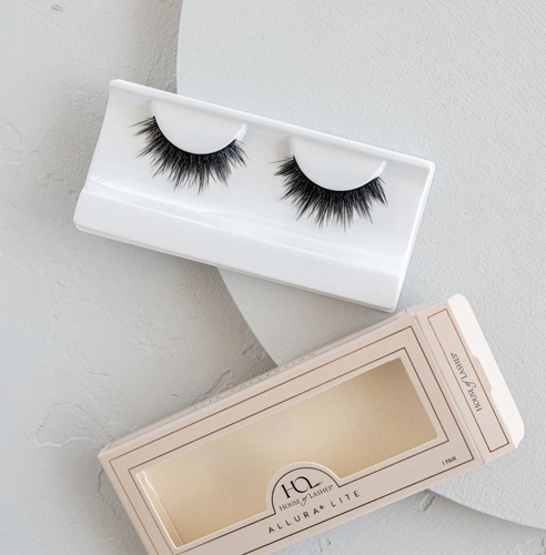 House Of Lashes Allura Lite - These triple layered lashes are the lighter version of Allura Premium . With it's rounded shape, this lash will give your eyes a more open appearance suitable for all occasions.     *Lashes can be reused 15+ times with proper care.