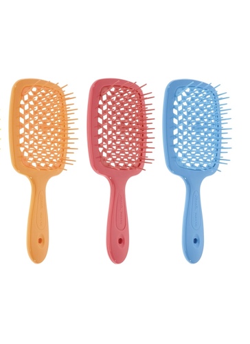 Products.Q8 co. - Janeke super brush - Superbrush gently and effectively detangles thanks to its soft tips and its particular patented beehive perforation allows for very quick drying. Also perfect in the shower or with damp hair, to apply the cream and detangle in just a few steps. Very useful for delicate baby hair and on extensions: its soft tips detangle in a super delicate way! The pneumatic base of the brush has a particular patented beehive perforation. The hot air of the hairdryer is thus distributed evenly to dry in a few steps without stressing the hair.