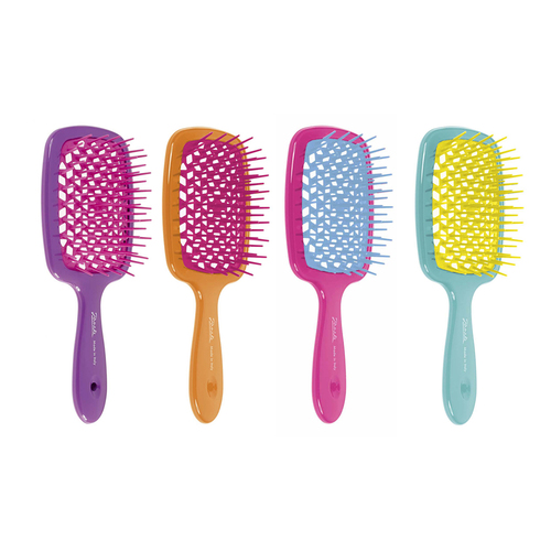 Products.Q8 co. - Janeke super brush - Superbrush gently and effectively detangles thanks to its soft tips and its particular patented beehive perforation allows for very quick drying. Also perfect in the shower or with damp hair, to apply the cream and detangle in just a few steps. Very useful for delicate baby hair and on extensions: its soft tips detangle in a super delicate way! The pneumatic base of the brush has a particular patented beehive perforation. The hot air of the hairdryer is thus distributed evenly to dry in a few steps without stressing the hair.