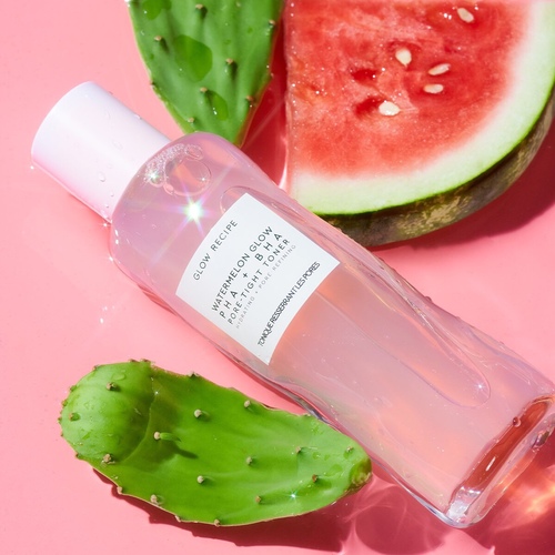 Products.Q8 co. - GLOW RECIPE-Watermelon Glow PHA+BHA Pore-Tight Toner- 150 ml - Hydrate skin and tighten pores at once with the ultra-gentle Watermelon Glow PHA + BHA Pore-Tight Toner for supple, smooth skin. An essential part of any good skin-care routine, toners help prep and plump skin to readily absorb the rest of your routine. Our innovative formula contains a balance of hydrating ingredients and pore-tightening actives to equally minimize the look of pores and hydrate skin, with gentle yet effective pore actives such as PHA and BHA. 
 Inspired by the Korean Aqua Peel Facial which focuses on the duality of exfoliating and hydrating, this pore-tightening, exfoliating toner helps achieve instantly glowing, pillow-soft skin.