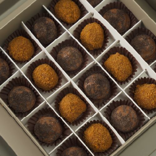 باندا ميكس - 40 pieces of Belgian chocolate:
20 with Lotus filling – 20 with Oreo filling.