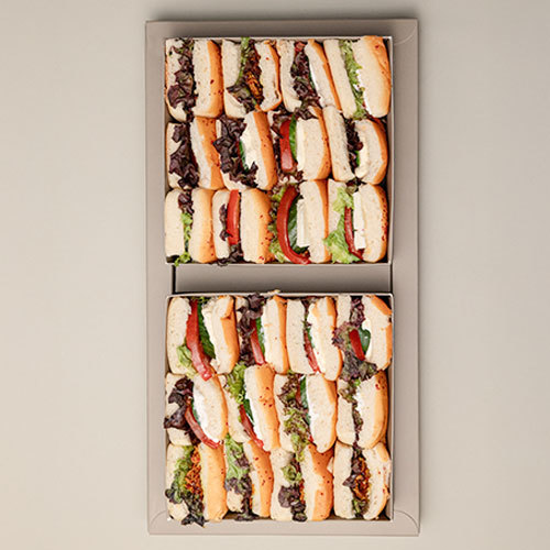 mini sandwich box - Box with 25 pieces, with 5 different fillings: Halloumi – Labneh – Kraft – Chicken – Labneh Petroff.