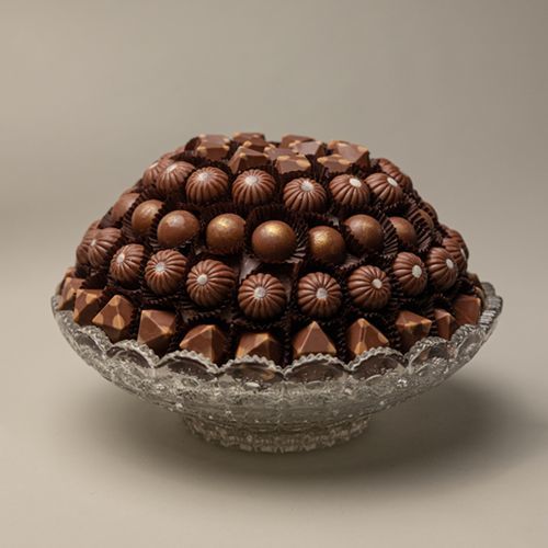 CHOCOLATE TRAY - :Crystal chocolate, approximately 75 pieces of Belgian chocolate, with 3 different fillings
Coconut – Pecan – Pistachio