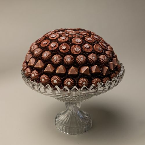 صينية شوكولاتة كريستال - كريستال شوكليت بعدد 100 حبه تقريباً من الشوكليت البلجيكي، بـ 3 حشوات مختلفة:
بيكان – جوز الهند – ميكس ناتس.