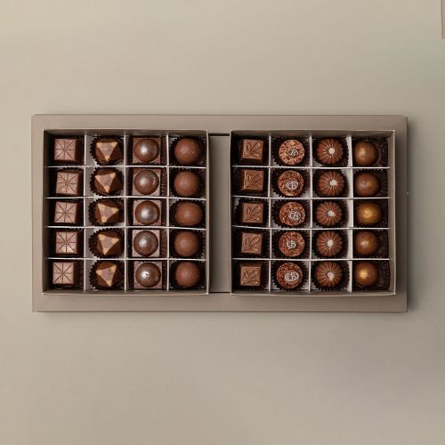 big box chocklate - :Belgian chocolate box, 40 pieces, with 7 different fillings
Pecan – Pistachio – Nuts –&nbsp;Caramel&nbsp;&nbsp;– Berry cheesecake – Coconut – Hazelnut