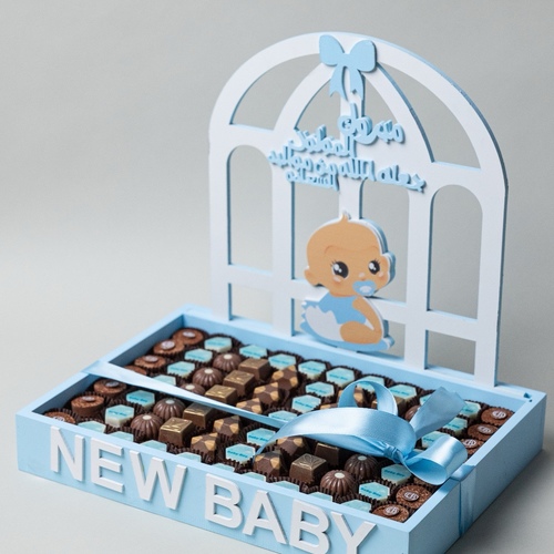 New baby blue - A baby box containing approximately 500 grams of chocolate with different fillings