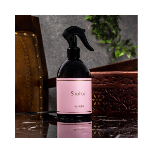 Shahed - As you walk through the halls of the house, you get the scent of flowers that witness this beautiful feeling
The upper base is aged incense stick - Taif rose - the middle is amber stick - white musk - sandalwood - the bottom is cedar wood.250 ml