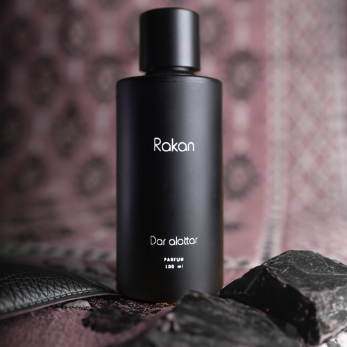 Rakan - A fragrance of masculinity mixed with luxury and boldness
The top base is amber - sandalwood - cold pepper - the middle is zakhrakh al-qarid - oud - balsamic - the bottom is patchouli - lemon.
100 ML