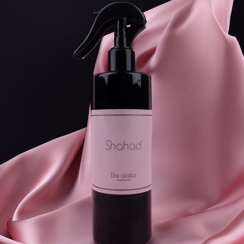 Shahad - As you walk through the halls of the house, you get the scent of flowers that witness this beautiful feeling
The upper base is aged incense stick - Taif rose - the middle is amber stick - white musk - sandalwood - the bottom is cedar wood.
300 ml