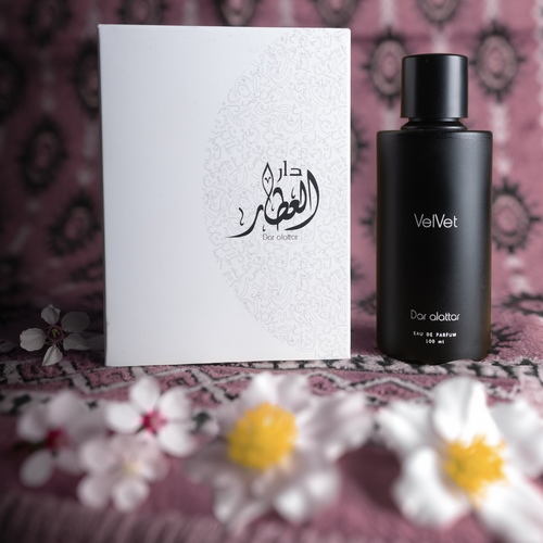 Velvet - A French perfume made from the emissions of nature and the French countryside
Top note: grapefruit-musk, middle note: tonka bean, jasmine, bottom note: cherry blossom
100 ML