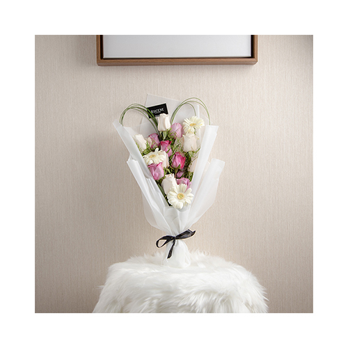 Tyler 25 - Height: 60cm
Width: 15cm
Hand bouquet containing assorted flowers.