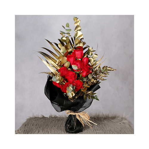 Lucene - Tyler 16 - Height: 60cm
Width: 25cm
A hand bouquet contains red roses flowers.