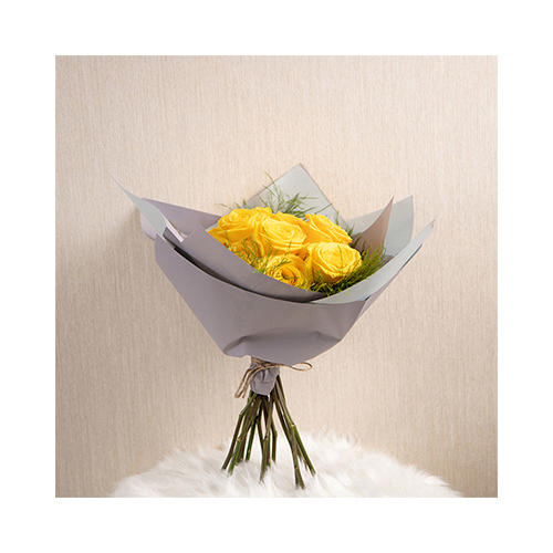 Tyler 26 - Height: 40cm
Width: 15cm
Hand bouquet containing yellow roses.