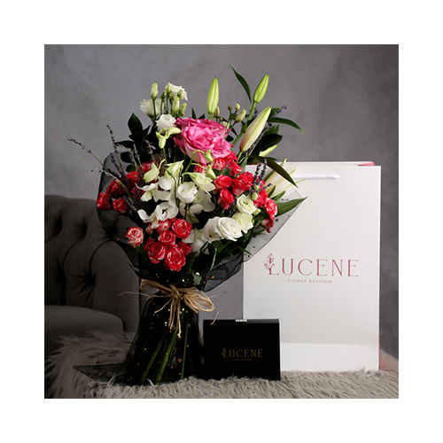 Lucene - Tyler 1 - Height: 45cm
Width: 30cm
A hand bouquet contains roses with Belgian chocolates.