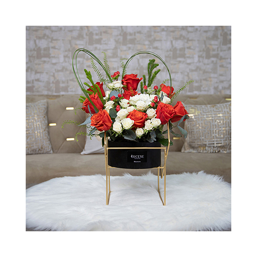 William - Height: 45cm
Width: 30cm
Iron vase containing mixed flowers.