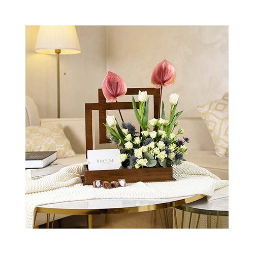 Lucene - Justin 1 - Height: 50cm
Width: 60cm
A wooden stand contains tulip, baby roses and tulip flowers with Belgian chocolates.