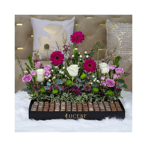 Lucene - Luca 2 - Height: 40cm
Width: 60cm
A tray that contains mixed flowers and Belgian chocolate.