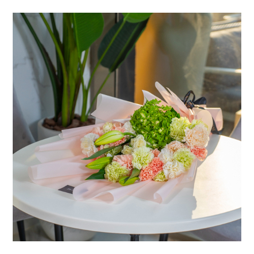 Tyler 51 - Height: 50cm
Width: 20cm
Hand bouquet containing mixed flowers.