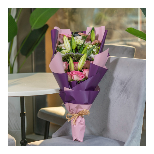 Lucene - Tyler 53 - Height: 65cm
Width: 20cm
Hand bouquet containing mixed flowers.