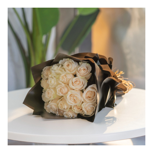 Tyler 52 - Height: 55cm
Width: 20cm
Hand bouquet containing white roses.