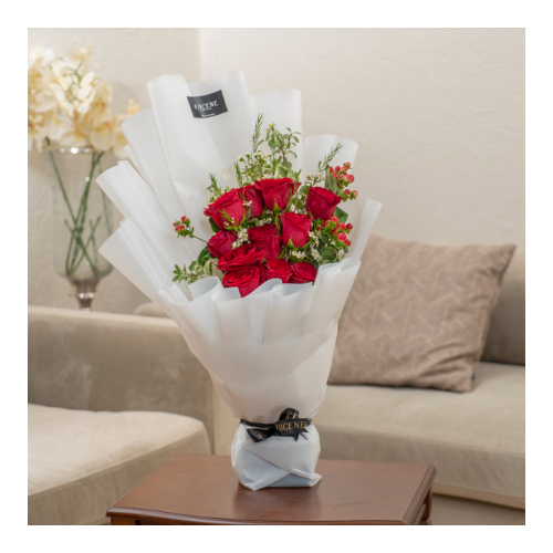 Lucene - Tyler 28 - Height: 35cm
Width: 15cm
A hand bouquet contains roses flowers.