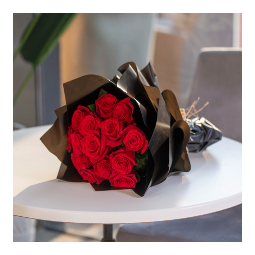 Tyler 50 - Height: 45cm
Width: 25cm
Hand bouquet containing red roses.