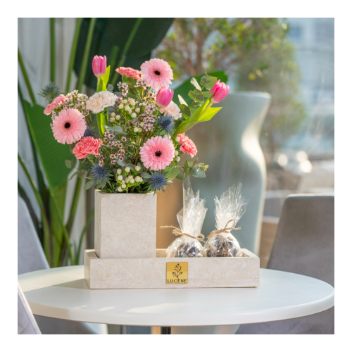 Baims - Height: 75cm
Width: 60cm
Base with a heavy marble vase containing mixed flowers and two vase of Belgian chocolate.