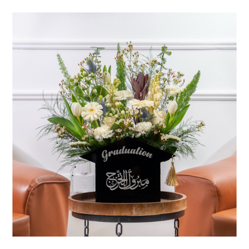 Graduation - Height: 45cm
Width: 30cm
An acrylic box that contains gerberas, roses, tulips and other flowers.