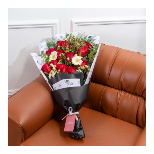 Lucene - Graduation 1 - Height: 47cm
Width: 27cm
A graduation hand bouquet containing red roses and white gerberas.