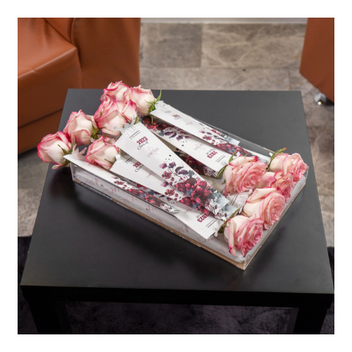 Lucene - Graduation 10 - Height: 40cm
Width: 45cm
Graduation giveaways containing 12 pink roses.